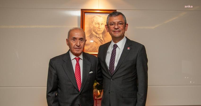 Eski CHP Genel Başkanı Hikmet Çetin, CHP Genel Başkanı Özgür