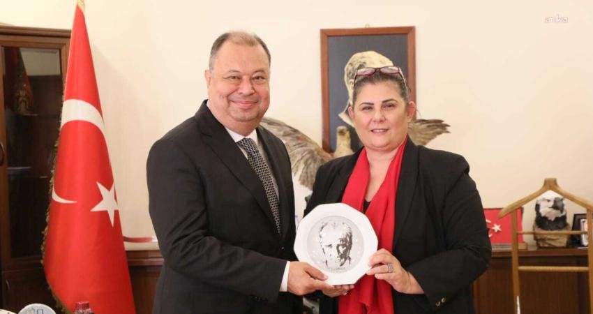 Aydın Büyükşehir Belediye Başkanı Özlem Çerçioğlu, Çine'de vatandaşlarla buluşup Ata
