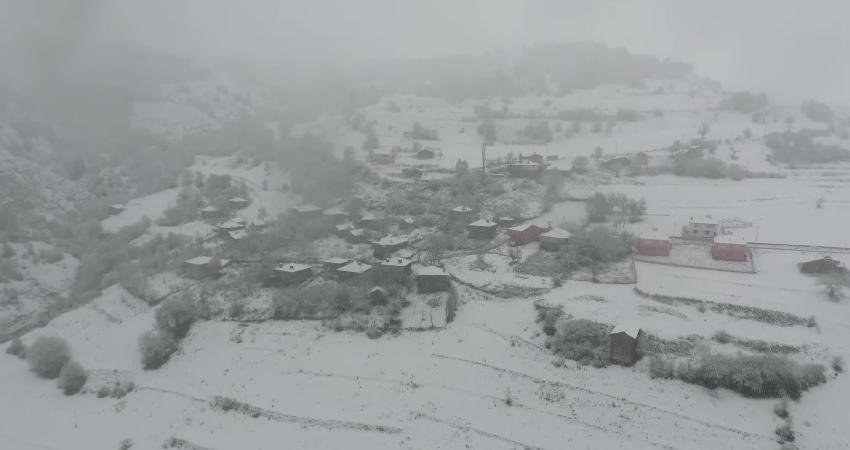 Sinop'a mevsimin ilk karı yağdı. Kentin yüksek kesimleri beyaza büründü.