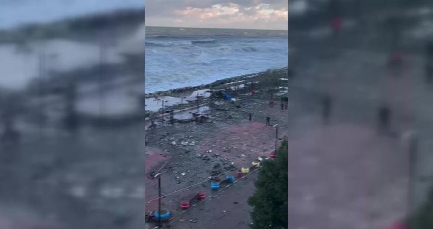 Sinop’un Ayancık ilçesinde şiddetli rüzgarın neden olduğu dalgalar nedeniyle sahildeki