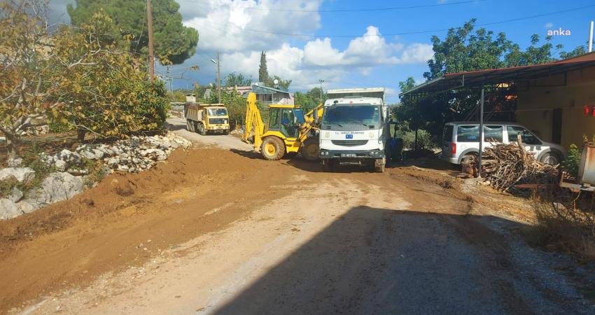 Kent genelinde şiddetlenen yağış ve fırtına, Tarsus Belediyesi ekiplerini harekete