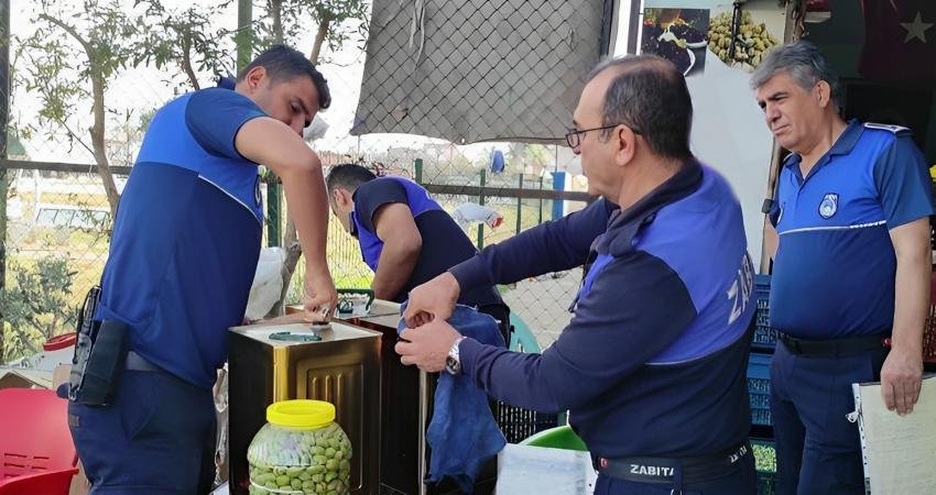 Tarsus Belediyesi Zabıta Müdürlüğü, kent genelinde yaptığı denetimler kapsamında, halk sağlığını