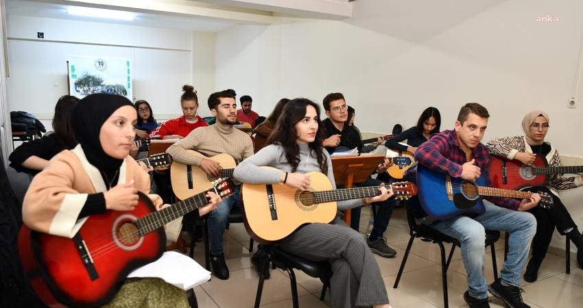 Tepebaşı Belediyesi Gençlik Merkezlerinde düzenlenen üniversite hazırlık ve 30 farklı