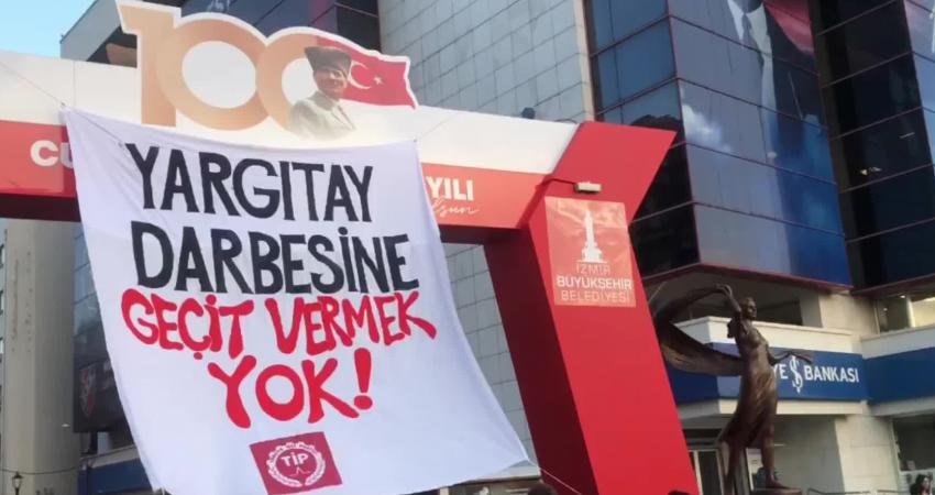 Türkiye İşçi Partisi (TİP) İzmir İl Örgütü, Karşıyaka Çarşı girişine