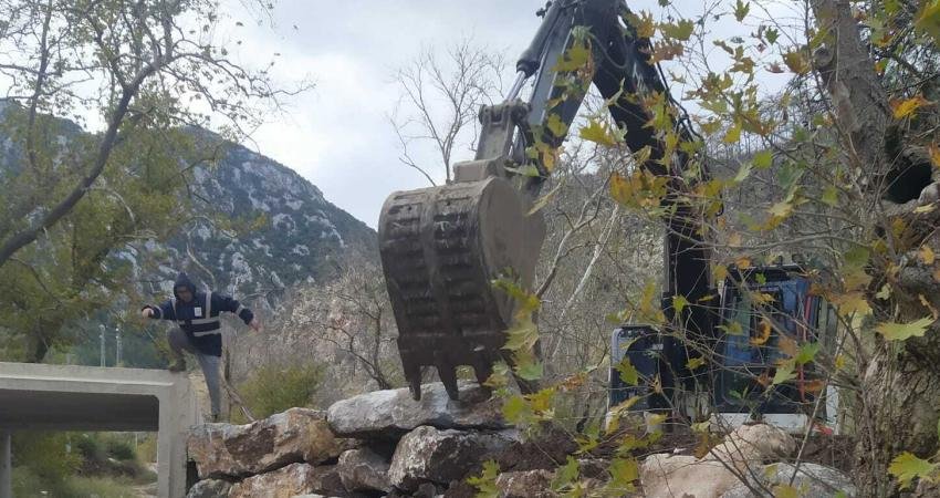 Marmaris Belediyesi, Turgut Mahallesi’nde taşkınların önlenmesi için menfezleri genişletti. Marmaris