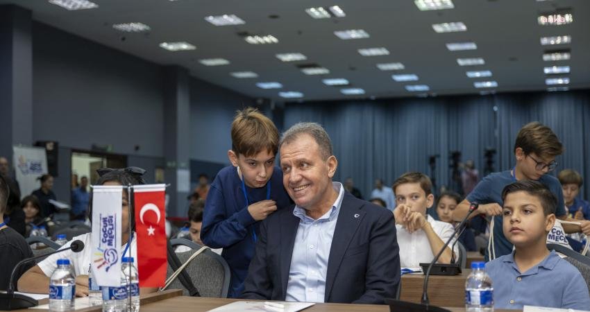 Mersin Büyükşehir Belediye Başkanı Vahap Seçer,  Büyükşehir Belediyesi Kadın ve