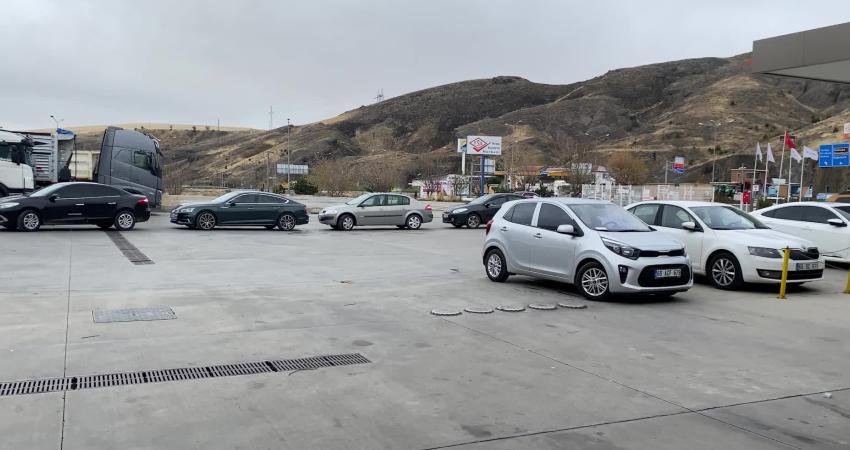 Yozgat’ta havaların soğumasıyla birlikte lastikçilerde yoğunluk oluşmaya başladı. Sürücüler, sabah