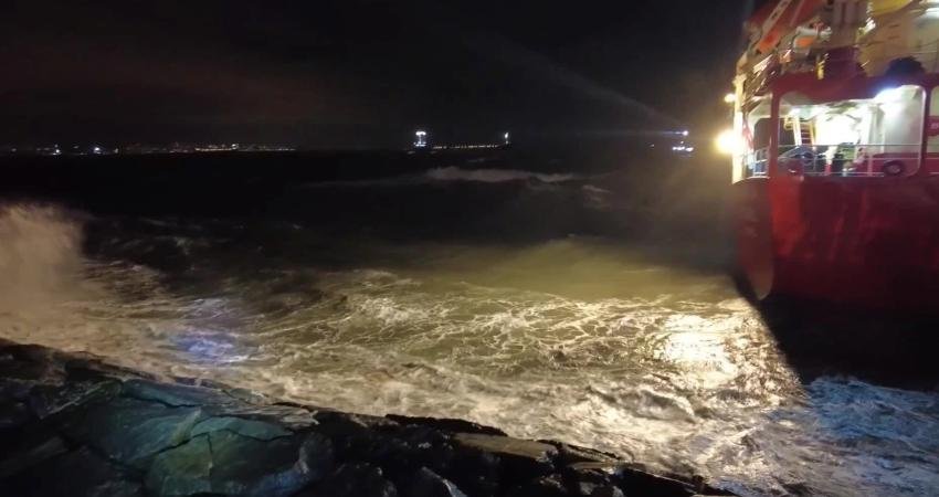 İstanbul’un Zeytinburnu ilçesinde karaya oturan tankerde mahsur kalan 12 kişi,