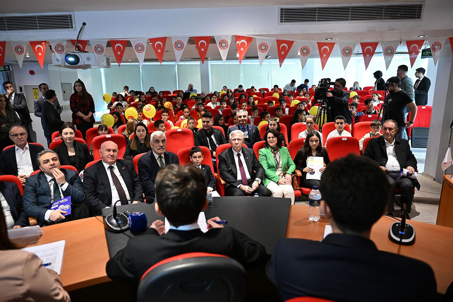 Ankara Büyükşehir Belediyesi Çocuk Meclisi’nin 28’inci dönem üyeleri mazbatalarını Ankara