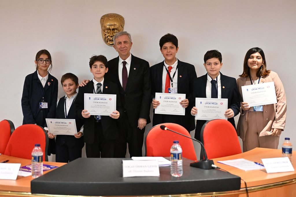 cocuk-meclisi-uyeleri-mazbatalarini-mansur-yavastan-aldi-2