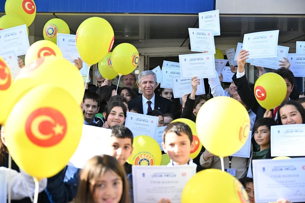 cocuk-meclisi-uyeleri-mazbatalarini-mansur-yavastan-aldi-2