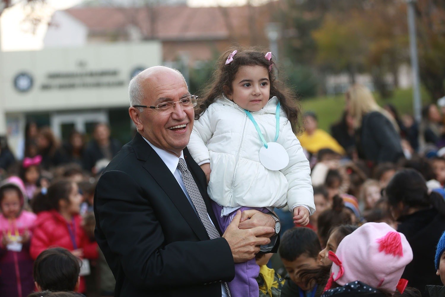 Yenimahalle Belediyesi ilçedeki çocuk ve gençlerin hem fiziksel hem de