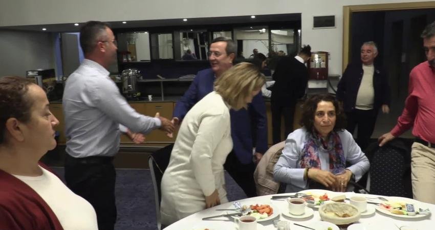 Alevi dernek ve federasyonlarıyla bir araya gelen Konak Belediye Başkanı