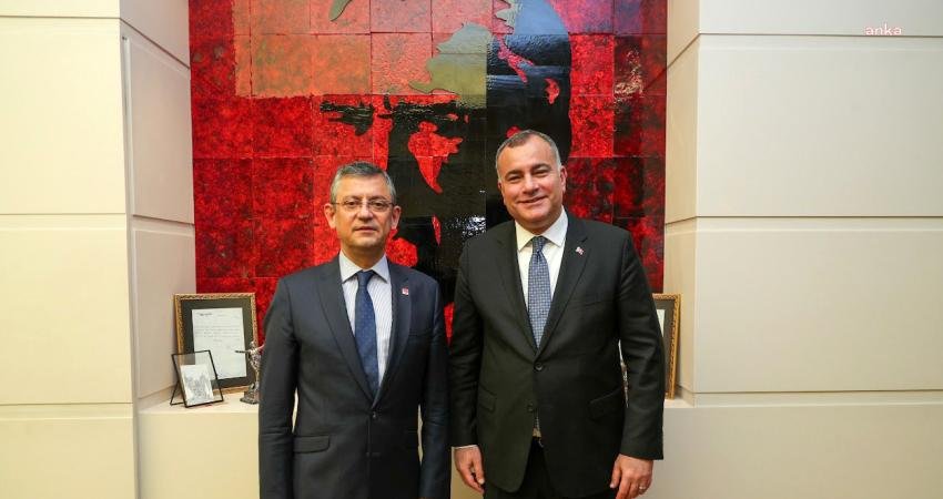 Çankaya Belediye Başkanı Alper Taşdelen, CHP Genel Merkezi’ndeki makamında CHP