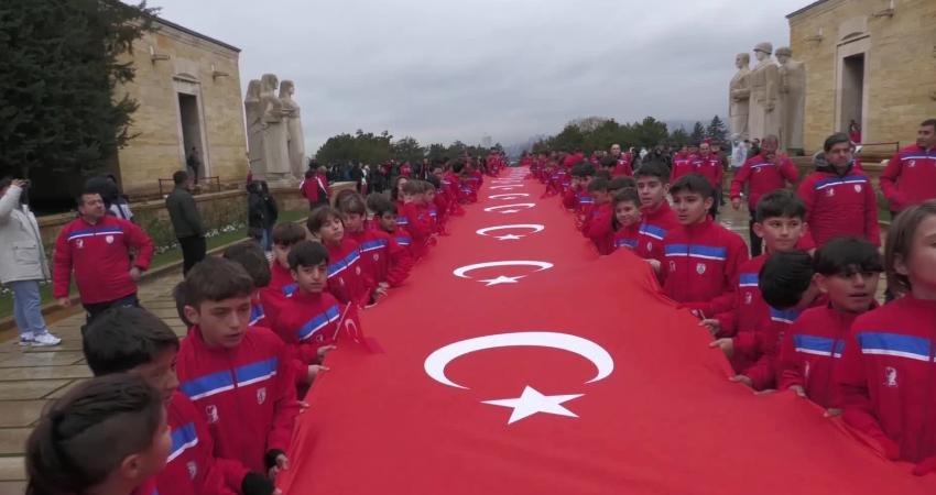 Altınordu Spor Kulübü, teknik heyeti ve sporcuları aileleriyle birlikte, Cumhuriyet'in