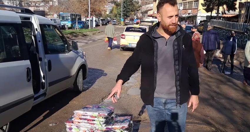 Ardanuç Halk Pazarı'nda çorap satan Adem Koç, "Trabzon’dan geldim Artvin’in