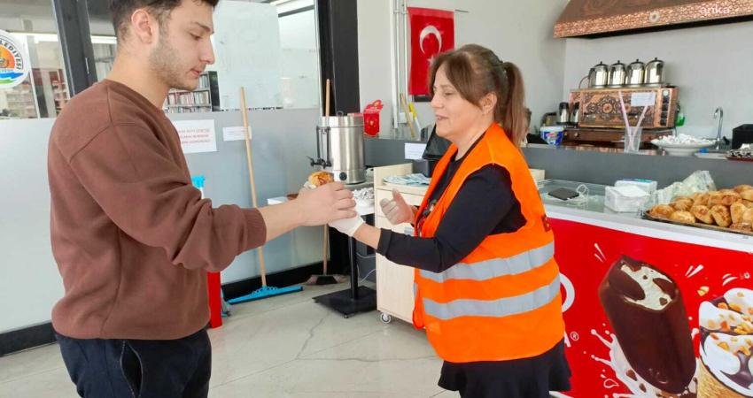 Kış soğuklarının kendini hissettirmesiyle Atakum Belediyesi ekipleri, öğrencilere ve esnafa