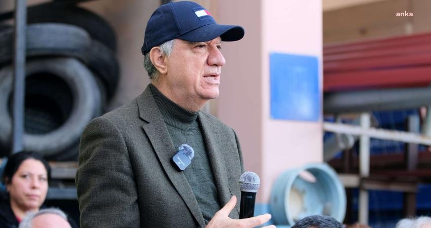 Narlıdere Belediye Başkanı Ali Engin, belediye personelinin yeni yılını kutladı.