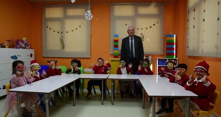 Karabağlar Belediye Başkanı Muhittin Selvitopu, Özgür Çocuk Evi’nde eğitim gören