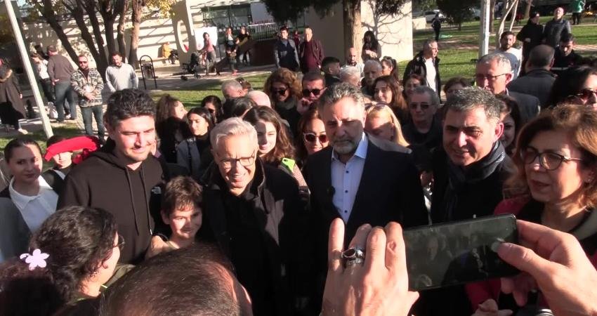 Bayraklı Belediyesi tarafından yapımı tamamlanan Livaneli Kütüphanesi, usta sanatçı Zülfü