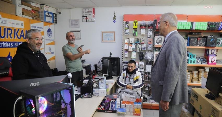 Mezitli Belediye Başkanı Neşet Tarhan, esnaf ziyaretleri kapsamında Limon Caddesi’nde