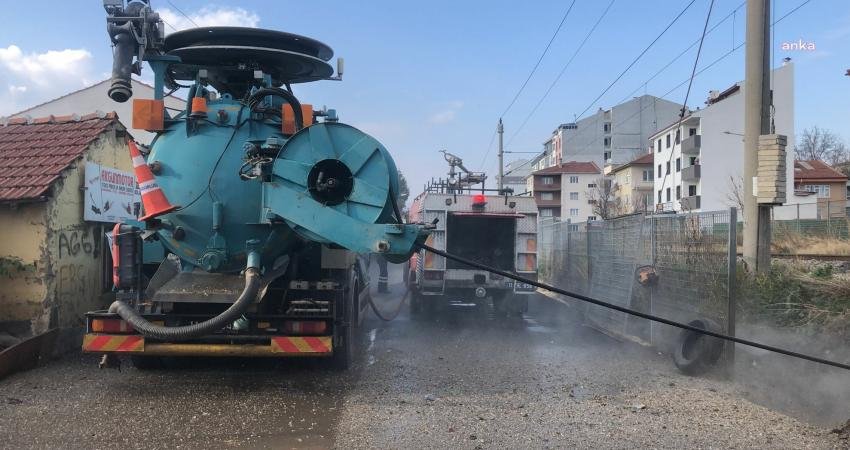 Bozüyük Belediyesi ekiplerince yağmur suyu hatlarında yapılan temizlik çalışmaları devam