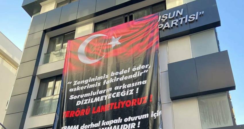 CHP İzmir İl Başkanlığı, il binasına ve partinin ilçe binalarına
