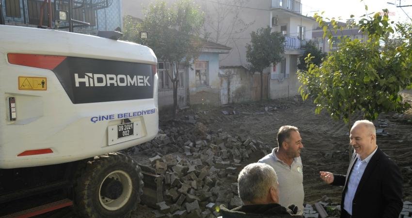 Çine Belediye Başkanı Mehmet Kıvrak, Çine Belediyesi ekiplerinin Sarıoğlu Mahallesi’nde