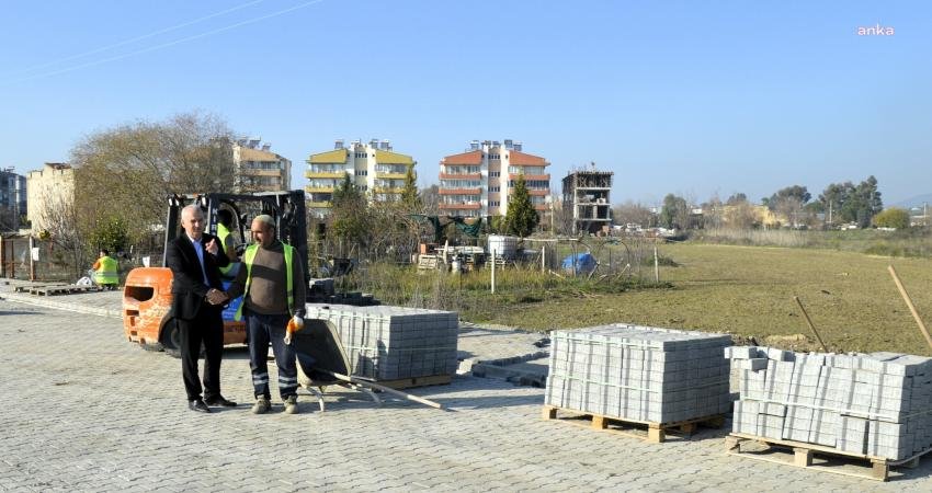 Aydın Büyükşehir Belediyesi’nin ilçede yürüttüğü yol yapım çalışmalarını yerinde inceleyen