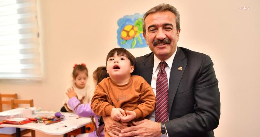Çukurova Belediye Başkanı Soner Çetin, günün yoğun programından kısa bir