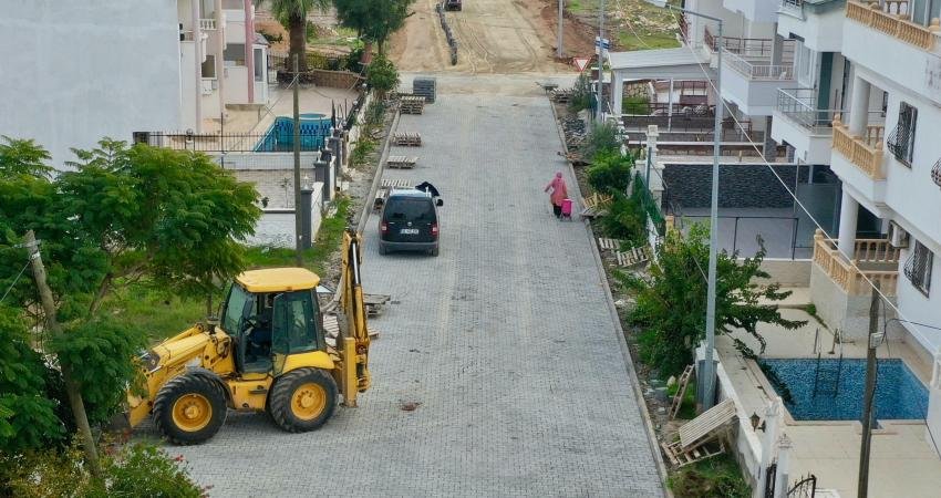 Didim Belediyesi ekipleri, ilçede yol yapım çalışmalarına ara vermeden devam