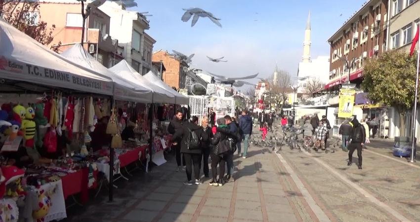 Edirne’nin Saraçlar caddesindeki Yeni Yıl Alışveriş Festivali stantlarında el emeği,