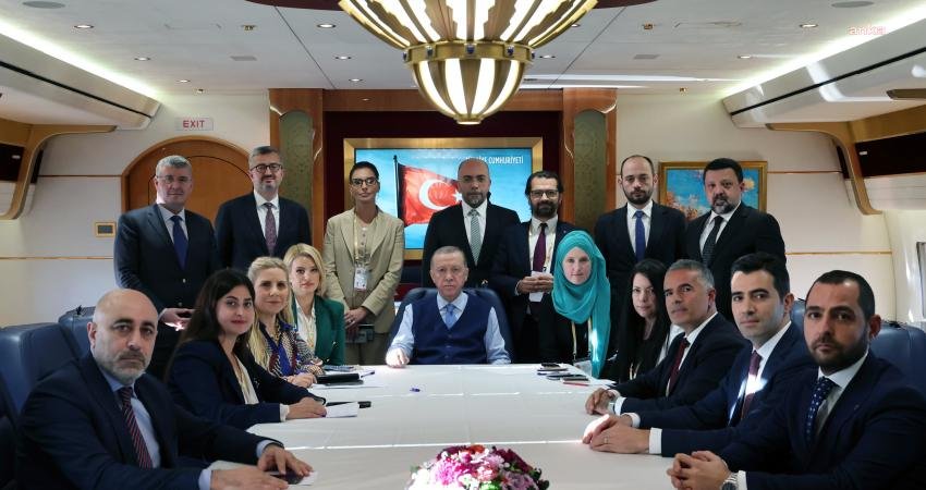 Cumhurbaşkanı Recep Tayyip Erdoğan, Katar'dan dönüşünde uçakta, enflasyon ve fırsatçılıkla