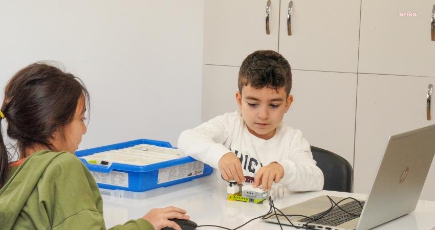 Gaziemir Belediyesi’nin düzenlediği STEM ve Robotik Kodlama Kursu’nda temel kodlama eğitimi
