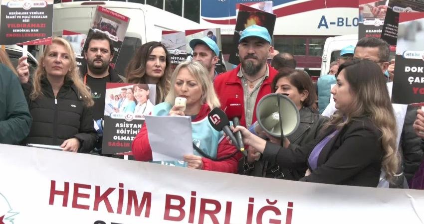 Hekim Birliği İzmir Şubesi üyeleri, şehir hastanelerinde görevlendirilen sağlık çalışanlarının