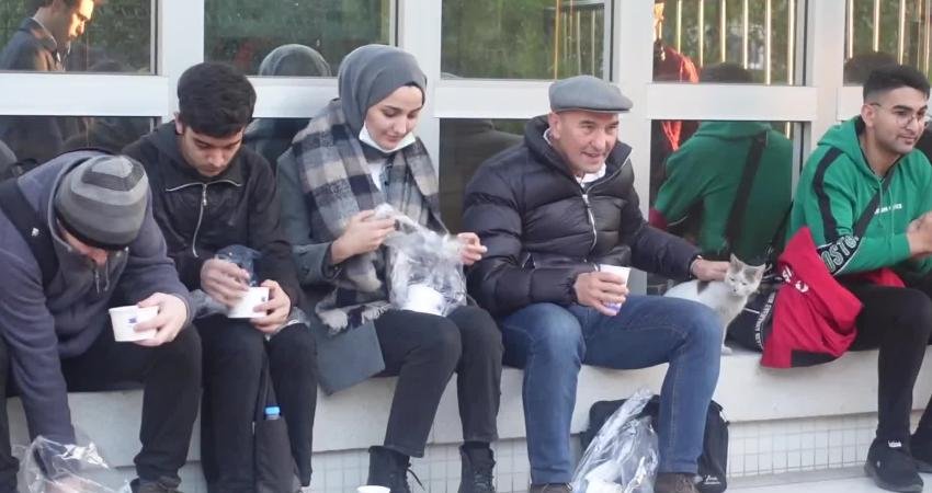 İzmir Büyükşehir Belediyesi'nin ekonomik kriz ortamında üniversite öğrencilerine verdiği Üniversite