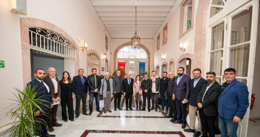 İzmir Şanlıurfa Federasyonu yöneticileri ve üyeleri İzmir Büyükşehir Belediye Başkanı