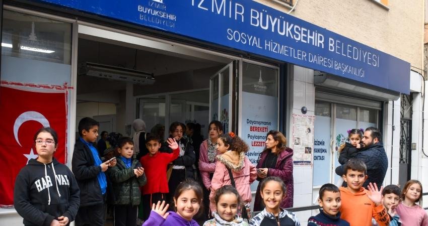 İzmir Büyükşehir Belediyesi'nin dezavantajlı mahallelerde oluşturduğu Bizİzmir Dayanışma Noktaları, çocuklar