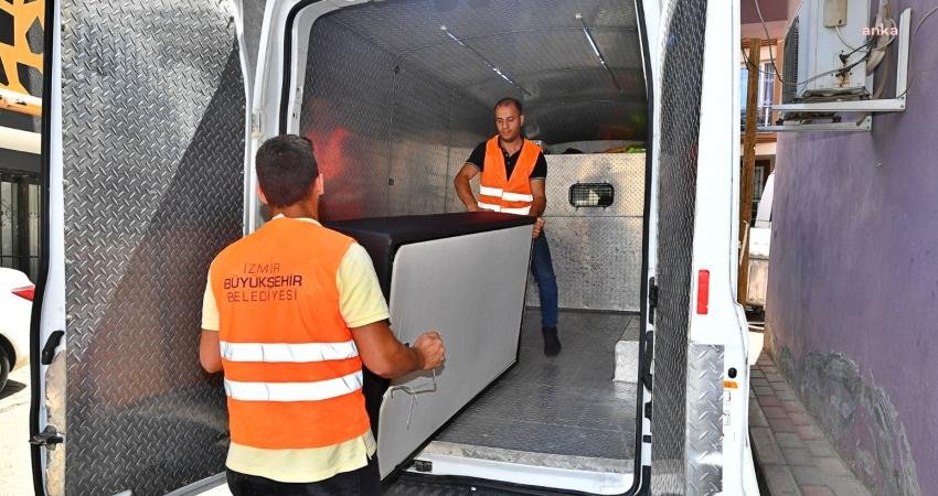 İzmir Büyükşehir Belediyesi ev taşıyan öğrencilere verdiği ücretsiz nakliye hizmetiyle
