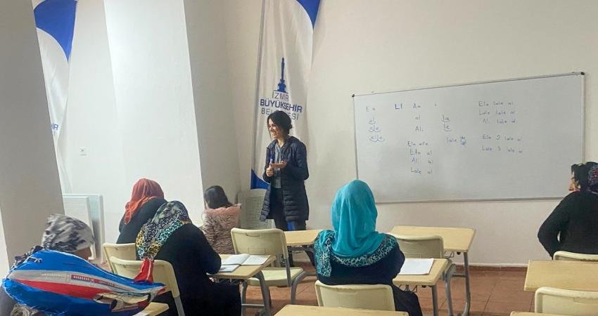 İzmir Büyükşehir Belediyesi, "Bizİzmir Dayanışma Noktaları"nda kadınlara yönelik okuma-yazma eğitimi