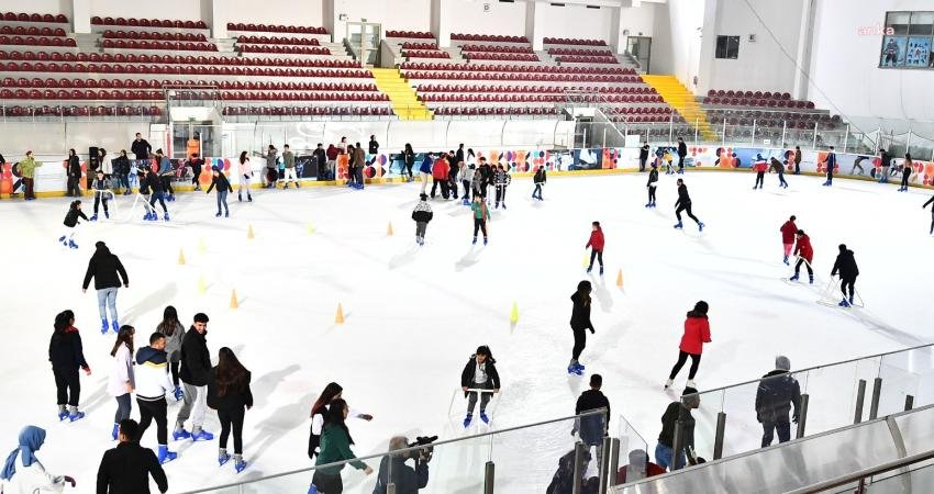 İzmir Büyükşehir Belediyesi’nin buzda kaymayı bilmeyen kadınlar için oluşturduğu 8