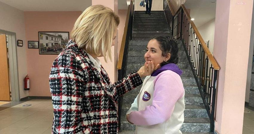 Okulları ziyaret ederek öğretmen ve öğrencilerle buluşmaya devam eden İzmit