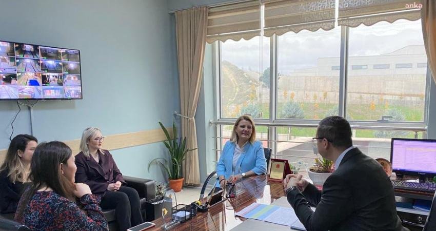 İzmit Belediye Başkanı Fatma Kaplan Hürriyet, okul ziyaretleri yaparak öğretmenlerin