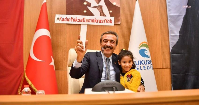 Çukurova Belediye Meclisi toplantısı sırasında salona giren Çukurova Belediyesi Kadın