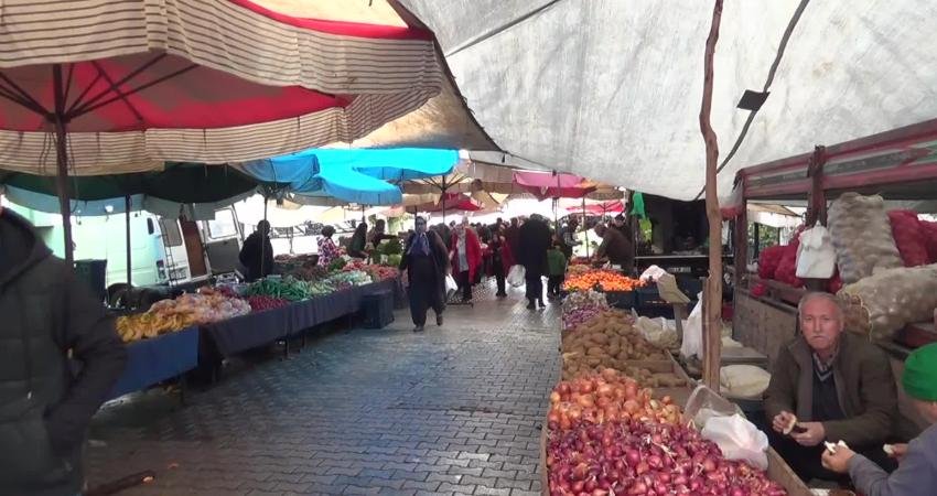 Osmaniye’nin Kadirli ilçesi semt pazarında mandalina satan esnaf, müşteri yokluğundan