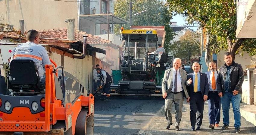 Karabağlar Belediye Başkanı Muhittin Selvitopu, asfalt ekiplerinin çalışmalarını yerinde denetledi. 
