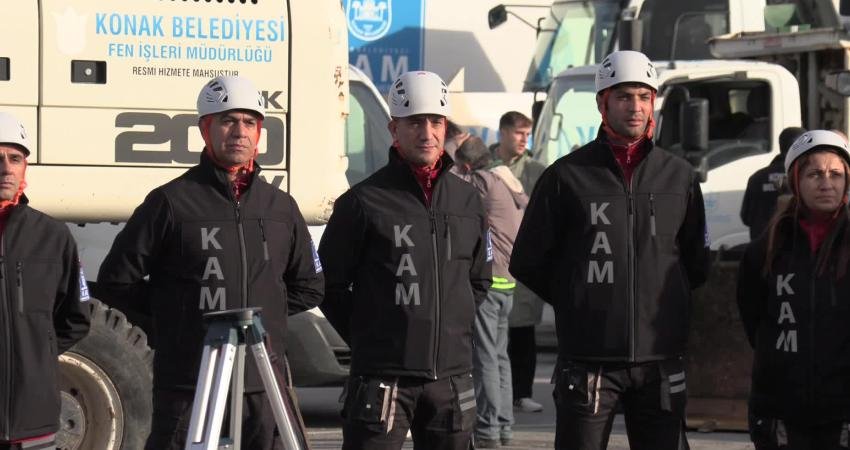 Konak Belediyesi’nin doğal afetlerde hızla bölgeye ulaşarak can kurtarmak ve yardım