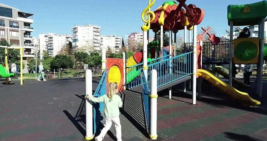 Konyaaltı Belediyesi’nin yaptığı parklarda denetim yapan Antalya Valiliği Aile ve