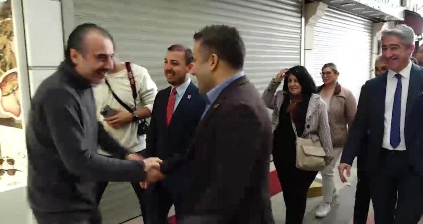 Marmaris Belediye Başkanı Mehmet Oktay, yılın son mesai gününü esnaf