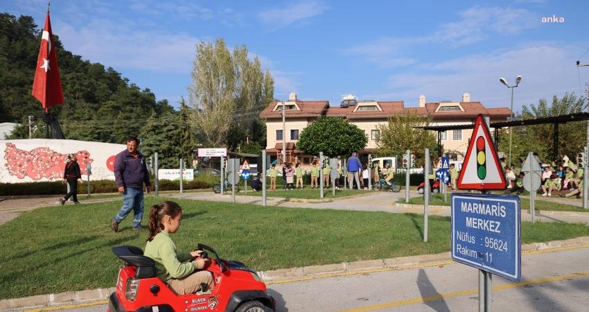 Muğla'nın Marmaris ilçesinde bulunan Atatürk İlköğretim Okulu öğrencilerine Trafik ve